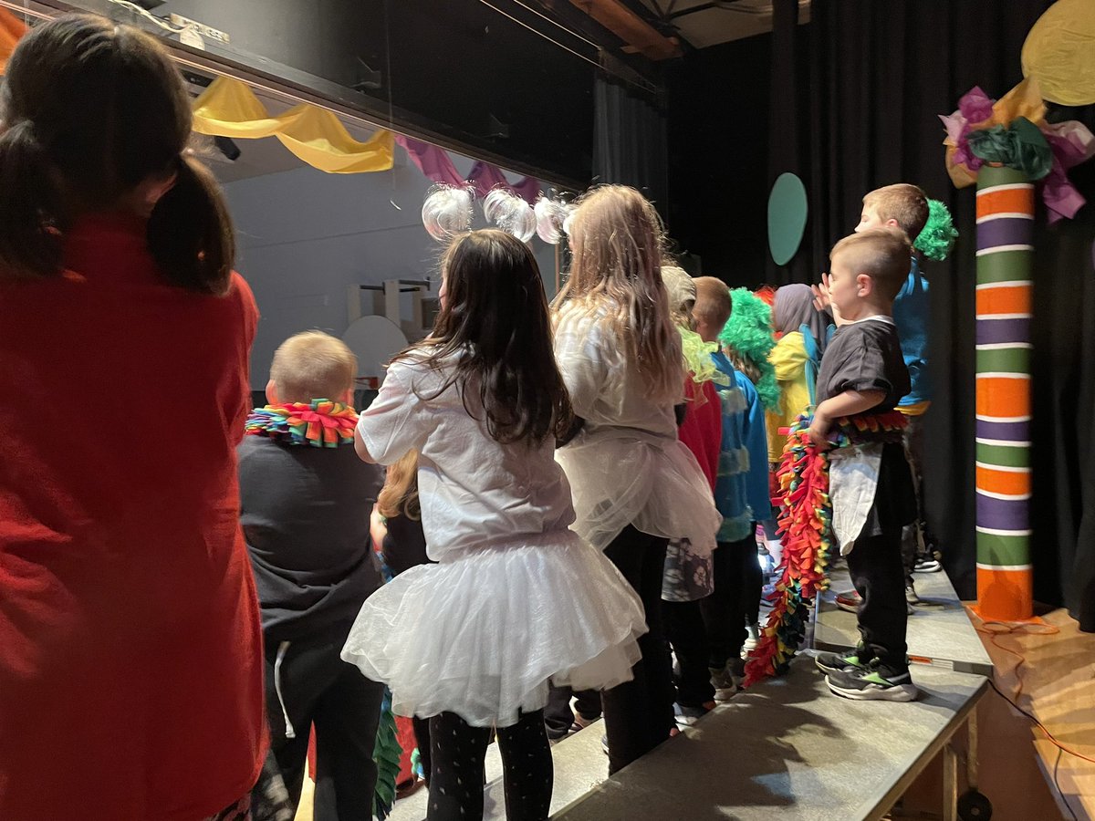 ClancyEvans's tweet photo. #WeAreCBE #belfasy K/1/2 students in #thecolourfactory dress rehearsal. #musicaltheatre #yycbeArts #liveaudience #musiceducation https://t.co/T6BftZNn7Q