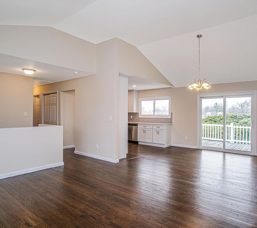 Pond front living in West Babylon 5 beds 2 baths