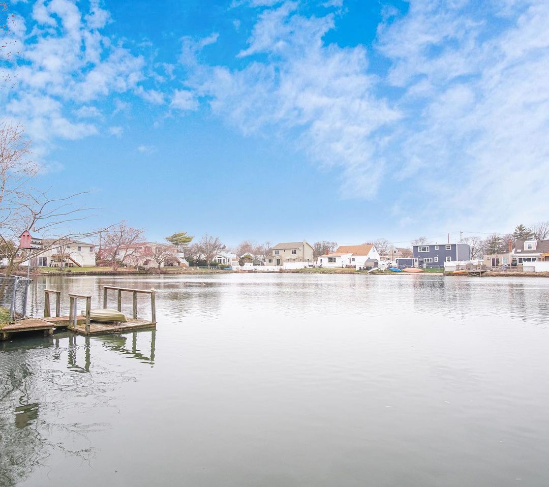 jandahomes's tweet photo. Pond front living in West Babylon 5 beds 2 baths https://t.co/U3Sig95Qzp