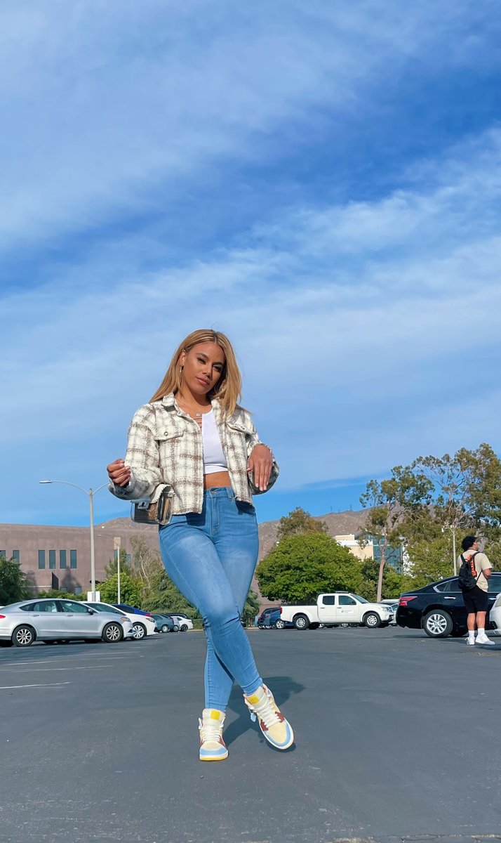 dinahjane's tweet photo. everyday im battling my inner demons to see a new day.. prioritizing my mental ✌🏽 https://t.co/1S6bdwlXnI