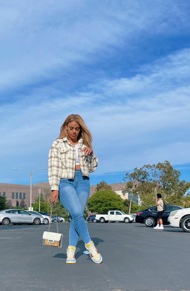dinahjane's tweet photo. everyday im battling my inner demons to see a new day.. prioritizing my mental ✌🏽 https://t.co/1S6bdwlXnI