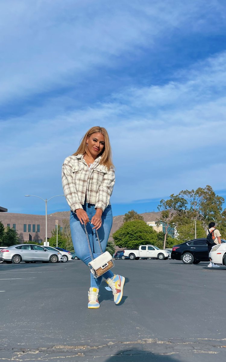 dinahjane's tweet photo. everyday im battling my inner demons to see a new day.. prioritizing my mental ✌🏽 https://t.co/1S6bdwlXnI