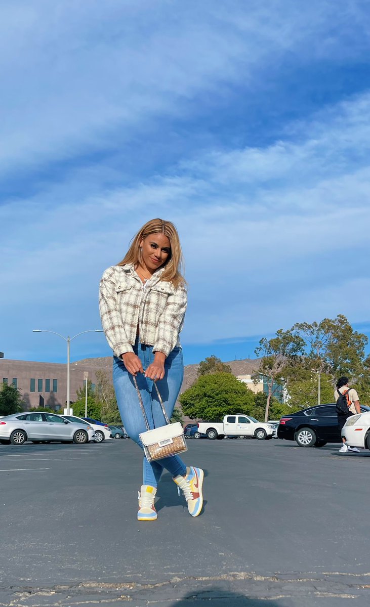 dinahjane's tweet photo. everyday im battling my inner demons to see a new day.. prioritizing my mental ✌🏽 https://t.co/1S6bdwlXnI