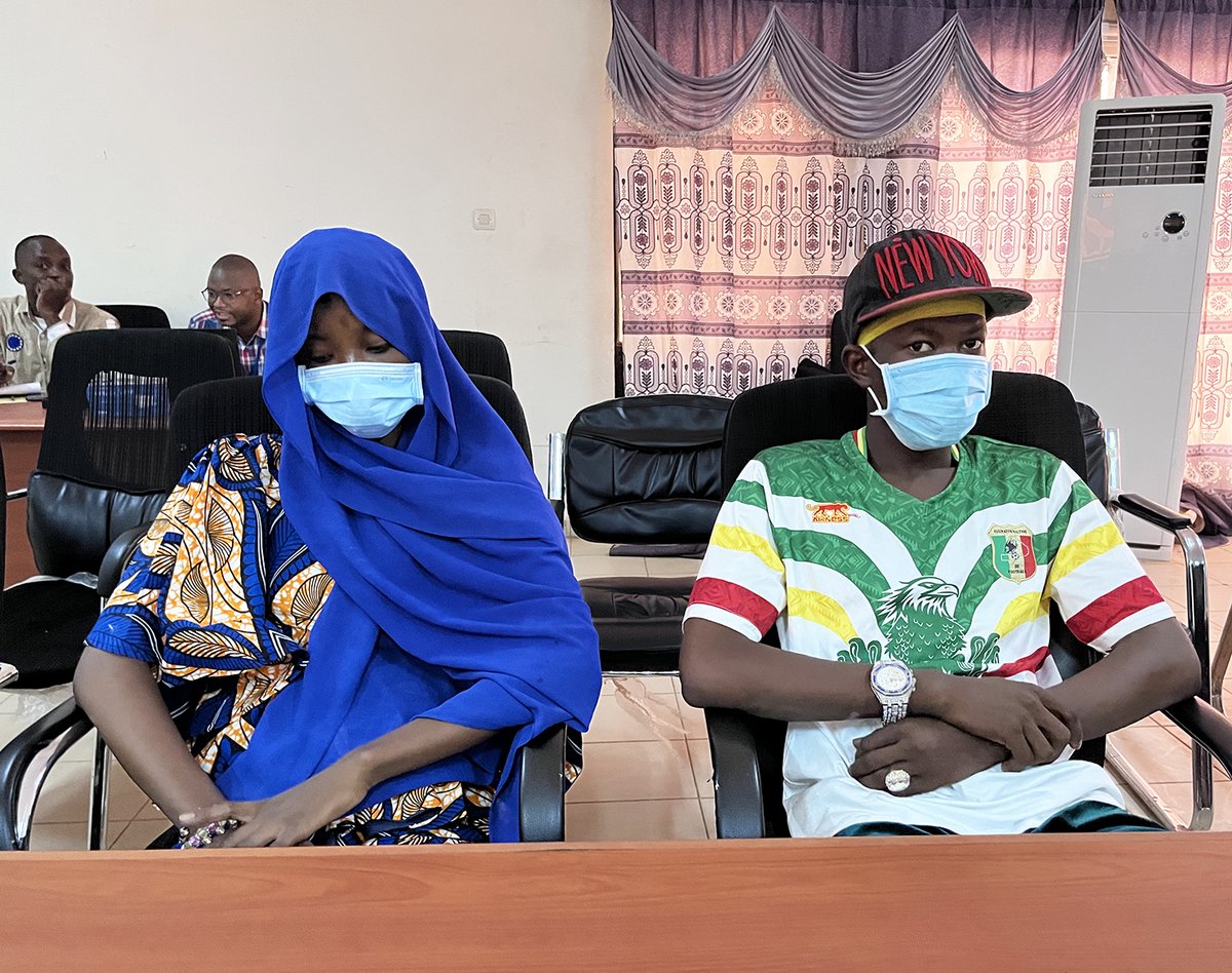 PBFMali's tweet photo. Le projet @PBFMali « Anbe gnokon bolo » mis en œuvre par @unicefmali et @SFCG_, a contribué à trouver des solutions endogènes aux problèmes locaux et à renforcer la #CohésionSociale et le vivre ensemble, témoignent les bénéficiaires de #Gogui, #Kayes et #Sadiola
#MissionKayes https://t.co/6YnP6prznn