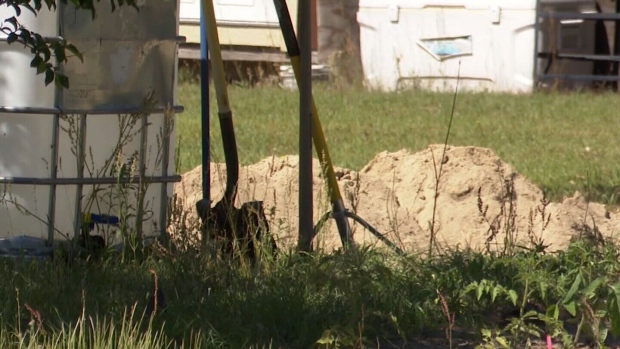 ctvwinnipeg's tweet photo. Man dies of heart attack while burying girlfriend https://t.co/C5Zy8mfbEU https://t.co/wKooKki55G