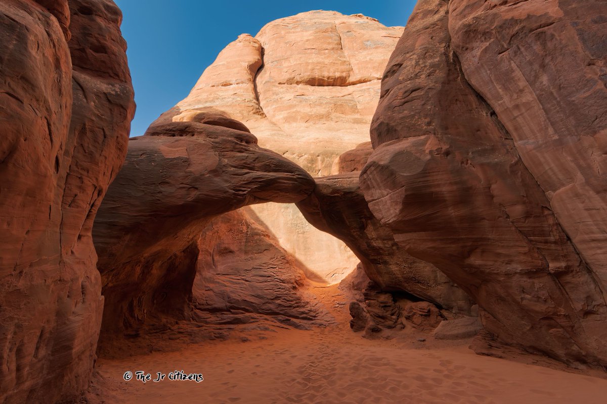 The_Jr_Citizens's tweet photo. Two views of Sand Dune Arch at Arches National Park. Moab, Utah USA. The arch is one of the shortest walks in the park. You end up winding through a cool sand filled slot canyon. See person for size.
#SandDuneArch #arches #ArchesNationalPark #NationalParks #Moab #Utah #roadtrip https://t.co/cUiS1ABSn0