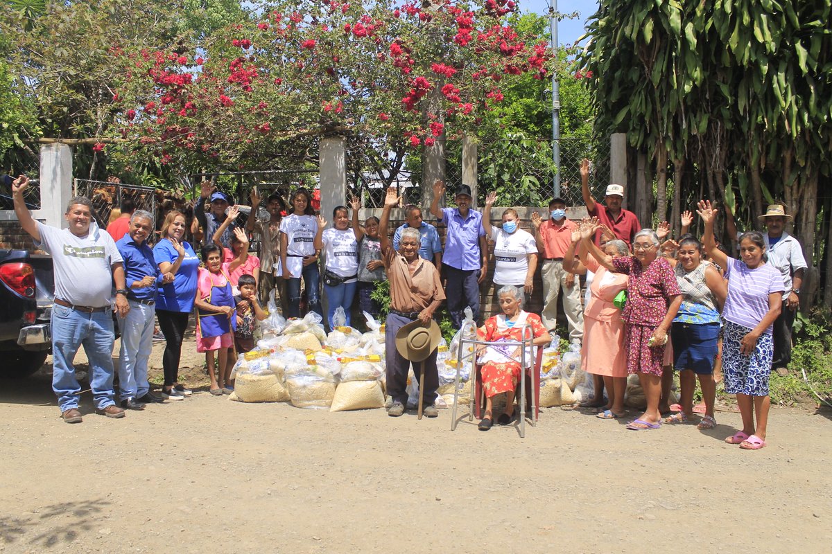 Está mañana gracias al despacho de la primera Dama a través del programa de <a href="/bienestarsv/">BienestarSocialSV</a> visitamos El Cantón Jocoton, dónde se hizo la entrega de paquetes alimentarios a personas que más lo necesitan.

Mi compromiso es llevar toda la ayuda que podamos conseguir para nuestra gente