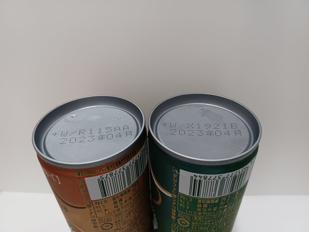 kapo106's tweet photo. 茶色の方は糖質カット故甘味料が入っているがそんなに気にならない。
#STARBUCKS
#ROASTYNOTES
#COMFY
作っているのはサントリー。 https://t.co/nRRueaKq0P