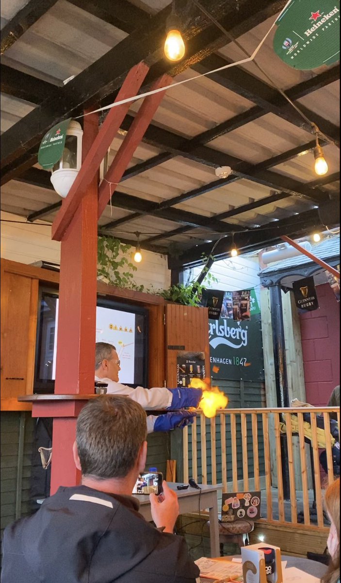 AliceParkes_'s tweet photo. Very entertaining night at Limerick’s @pintofscienceIE! 🧪@ChemicalSciUL @BernalNews @SSPCentre https://t.co/HyYXLCxeQR