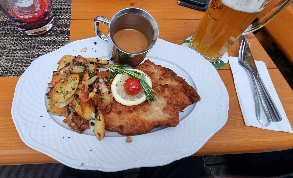 fpfka's tweet photo. #Subnetz-Stammtisch erstmals seit 2020 im Biergarten, nicht virtuell. https://t.co/Dm0plGtcbR: Spargelcrèmesuppe mit Spargelstückchen und Kracherle, Salat, Pariser Pfefferrahmschnitzel mit Bratkartoffeln. Naturtrübes Hausbräu (vom Kühlen Krug für A. D. Brauerei gebrautes Export). https://t.co/UVXdgXwMX6