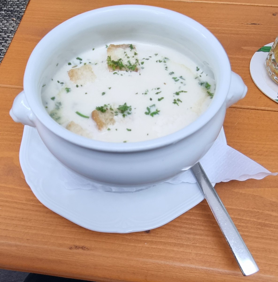 fpfka's tweet photo. #Subnetz-Stammtisch erstmals seit 2020 im Biergarten, nicht virtuell. https://t.co/Dm0plGtcbR: Spargelcrèmesuppe mit Spargelstückchen und Kracherle, Salat, Pariser Pfefferrahmschnitzel mit Bratkartoffeln. Naturtrübes Hausbräu (vom Kühlen Krug für A. D. Brauerei gebrautes Export). https://t.co/UVXdgXwMX6