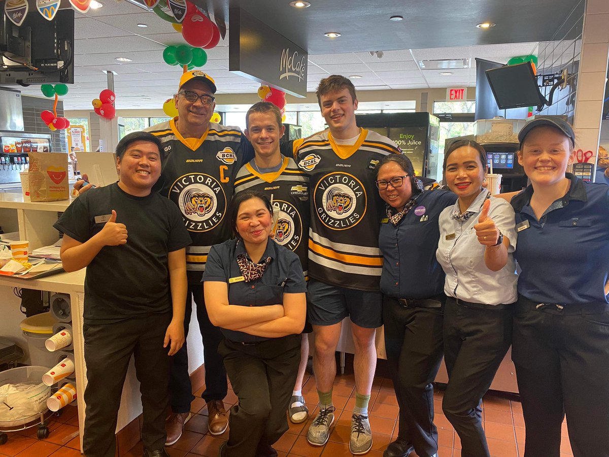 BCHLGrizzlies's tweet photo. We had a great time helping out the amazing staff @McDonaldsCanada in honour of #McHappyDay at the #Saanich (Uptown) and #Colwood locations!

Head over to your local Mcdonald's today and show your support for @RMHBC 

#TeamWork  #IslandFamilies #CommunityMatters https://t.co/CVI65PR8tA