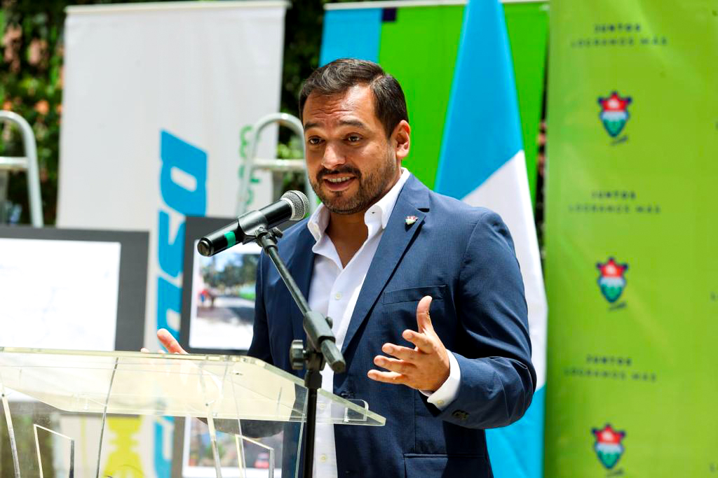 muniguate's tweet photo. Un esfuerzo en conjunto con @EEGSAGuatemala y @BYDelectricoPTY, por continuar construyendo una ciudad para vivir. 🌳 #MuniGuatePresente https://t.co/uTXGK4nUpo