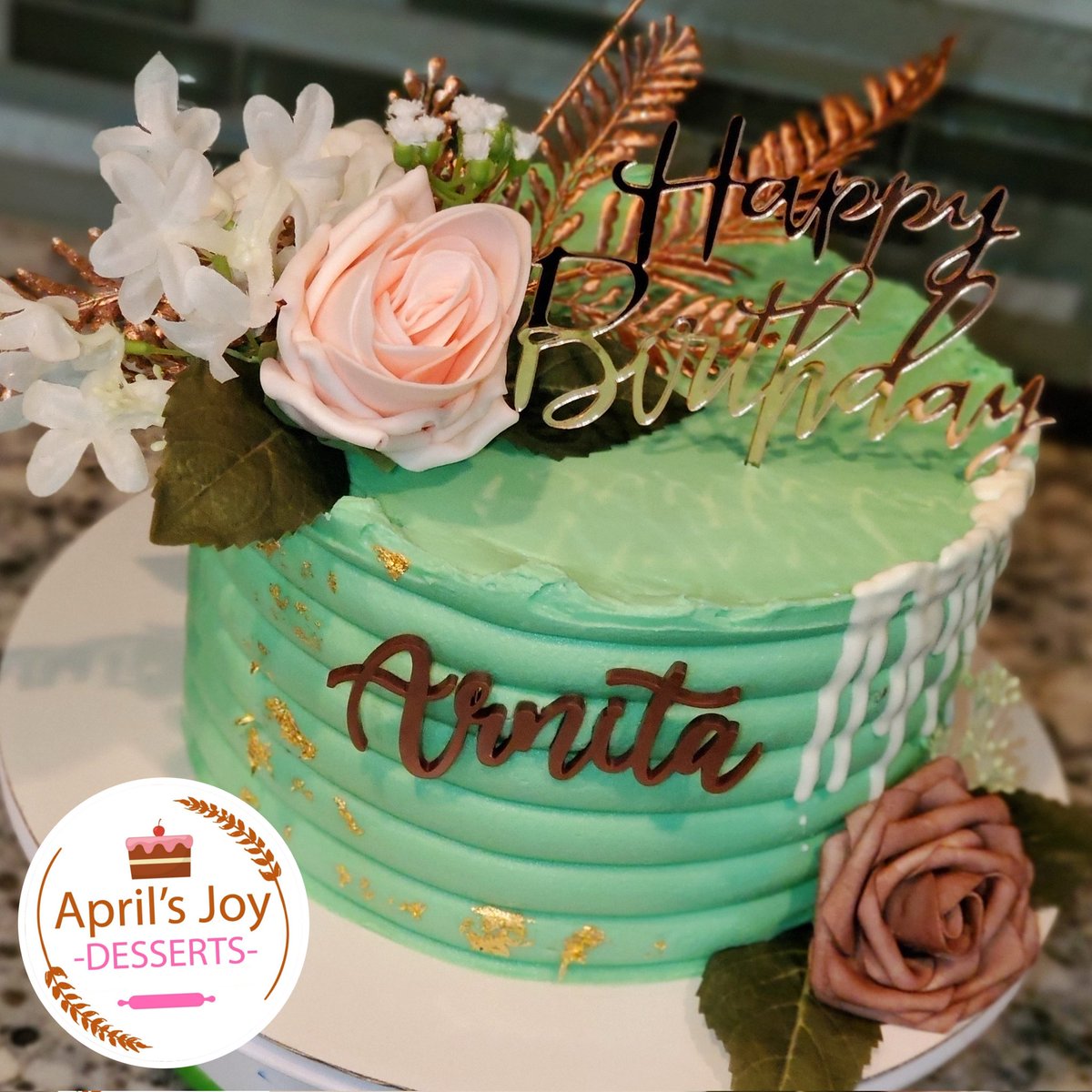 april_event's tweet photo. A few recent cakes for my clients.  Custom green and rose gold cake, Chicago Bulls/Michael Jordan/Jordan sneakers cake, 50th birthday cake, and the original Split Decison cake with half strawberry crunch, and half banana pudding. https://t.co/wJI7RwxdG8