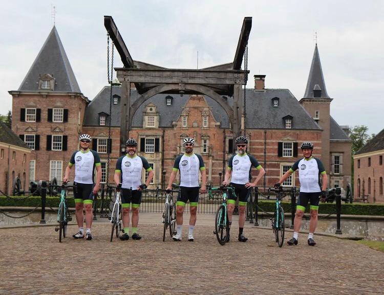 We werken aan mooie projecten maar er is ook tijd voor ontspanning! Presentatie bij <a href="/kasteeltwickel/">Kasteel Twickel</a> van nieuwe tenue door select gezelschap leden WC De Stoempers Delden <a href="/gemhofvantwente/">Gemeente Hof van Twente</a>. EtC. is trotse medesponser samen met #Rendtmeesters @Kaemingk_Aalten Kleding: <a href="/VergeSportNL/">VergeSport Nederland</a>