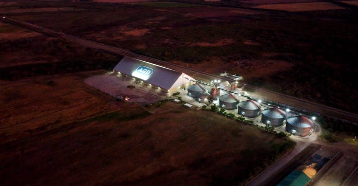 Este acopio esta situado en el corazón de la provincia de Santiago del Estero 🏭🚂.
📸Vista nocturna de AGD Beltran- Cosecha Soja🌱2122.

📍 Beltran- Santiago del E.
<a href="/federcolombo/">Fede Colombo</a> <a href="/AGDagro/">Aceitera General Deheza SA</a> <a href="/julioroldanOK/">Julio Roldán</a> #acopio #Granos