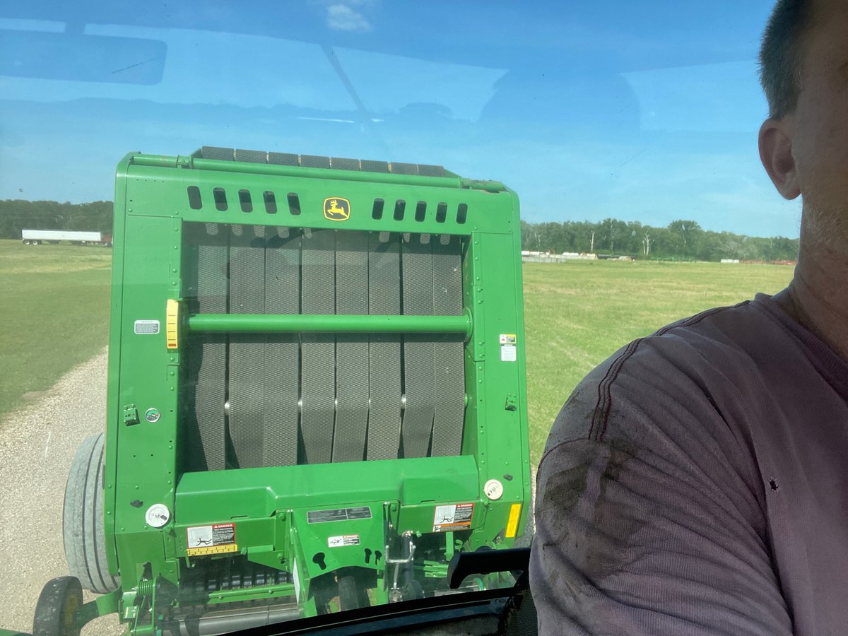 gdi_ag's tweet photo. Freshly overhauled baler
14 picker teeth, new pins in the belts and 2 tightened up chains
Oh, and an aired up tire
We will see how many gets added to that total
#exerciseinfutility’22 rolls on https://t.co/K5vyiw7PxQ