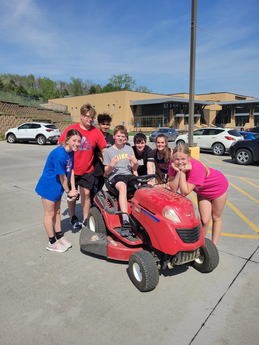 Who can you turn to for help when your machine dies on you? Why of course this group! So thankful for their help and making it fun! Yall are AWESOME 💪
@AlhsRunning <a href="/EmONeal12/">Emma O’Neal</a> <a href="/RobbieSiford/">Robbie Siford</a> <a href="/KyKyRichardson1/">Kylie Richardson</a> <a href="/tanaw2132/">tana w</a> <a href="/04_drew_/">Drew Wilson</a> <a href="/LucasFitch12/">Lucas Fitch</a>