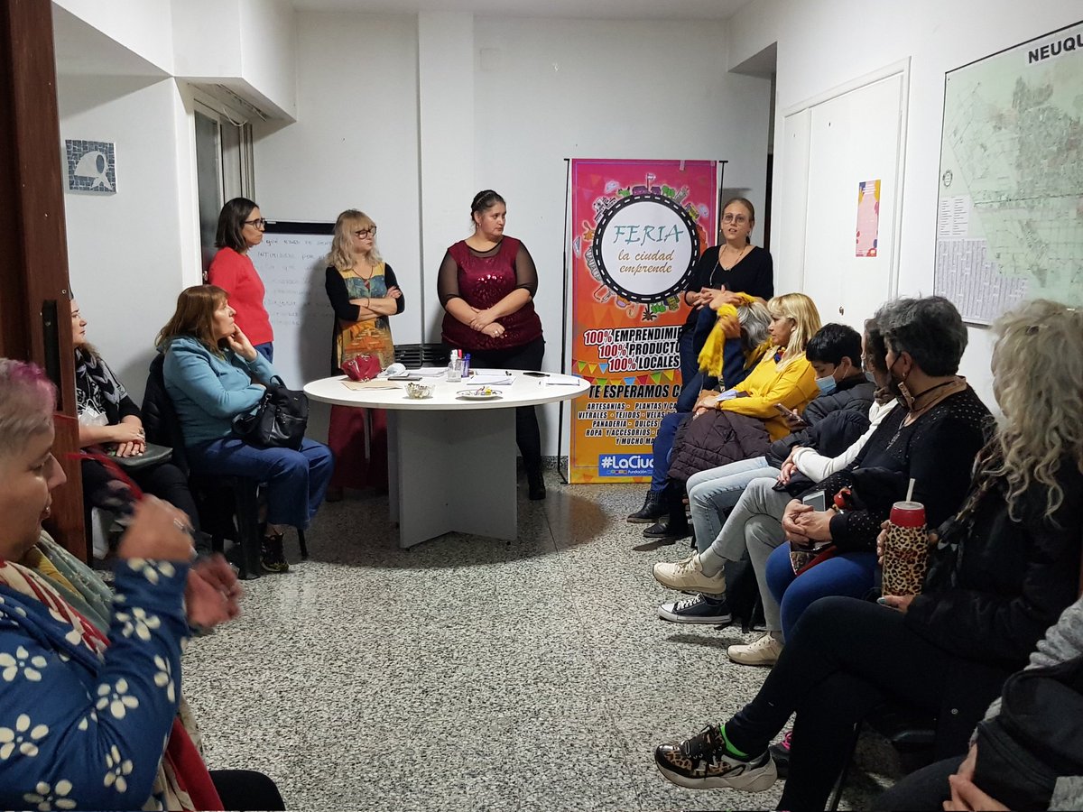 MercedesNqn's tweet photo. Hoy nos reunimos con feriantes de #LaCiudad  Emprende. Trabajamos la #EconomiaSocial social como alternativa en momentos de crisis económica. Muy orgullosa del equipo que sostiene solidariamente este espacio. https://t.co/dgwMGwIDKi