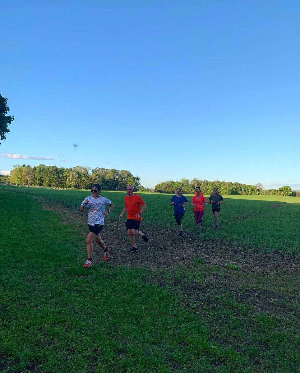 LeightonAthlete's tweet photo. Beautiful evening for Wednesday’s LBAC social meet up! This is how we do it!💜💛 ………..#leightonbuzzardlocal #leightonbuzzardtownevents #lbac #localrunningclub #sunset #running #sunsetrunning #purpleandgold💜💛 https://t.co/tLIY00QnbV