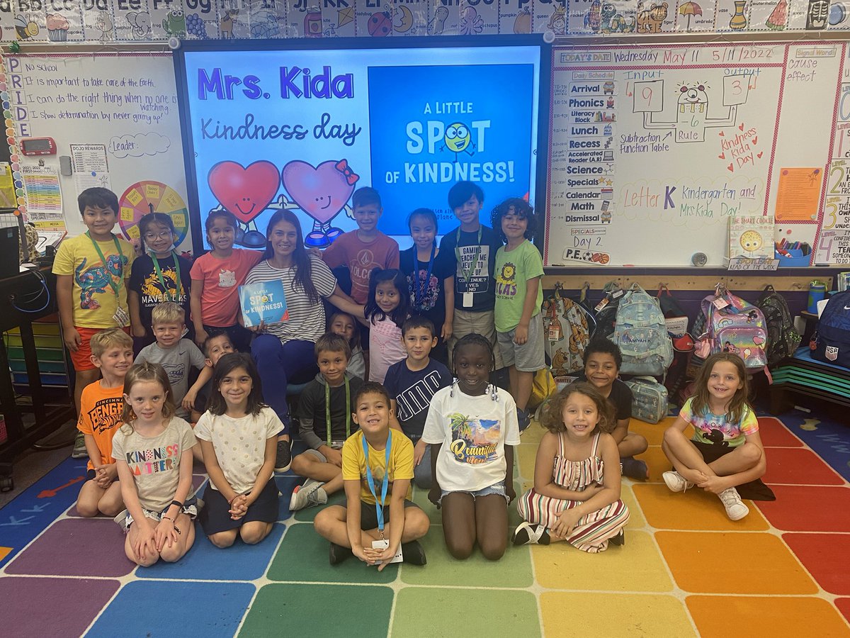 MrsOwen__'s tweet photo. Letter K Kindness with Mrs. Kida! 🥰 Thank you for the read aloud and yummy donuts! It was very KIND of you!📚🍩 @VillasElem @LeeSchools @Jennifer_Kida https://t.co/9iUbpkNGSN