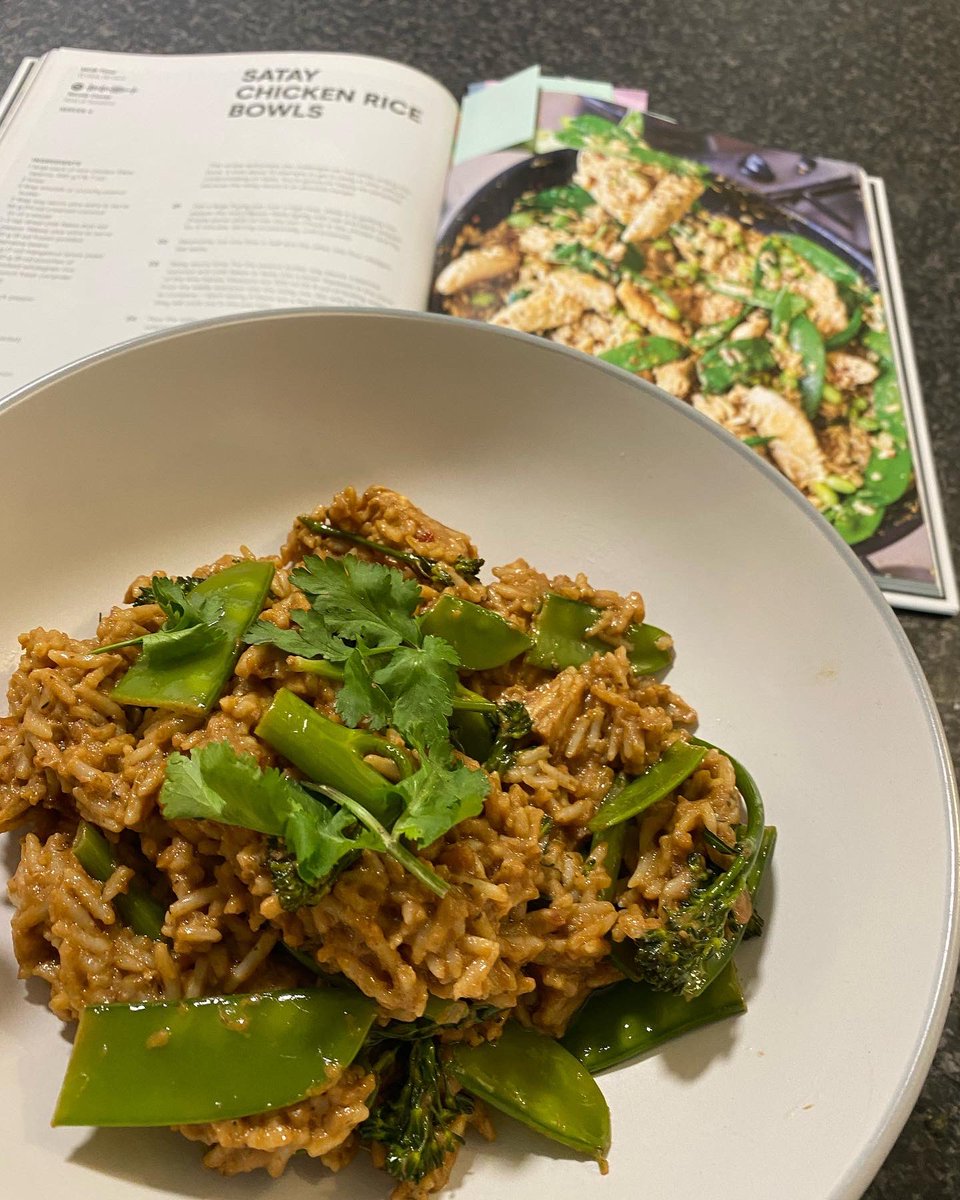 butcherbakerpo1's tweet image. 🍴Mob Kitchen Satay Chicken Rice Bowl 💚 Recipe from Speedy MOB 
(Couldn’t find edamame beans in the shops so switched them with broccoli) 🍴 
#speedymob #mobkitchen #sataychicken #sataysauce #satayrice #chickensatay #ricebowl #homecooking #ricerecipes #foodpodcasts #aldiuk