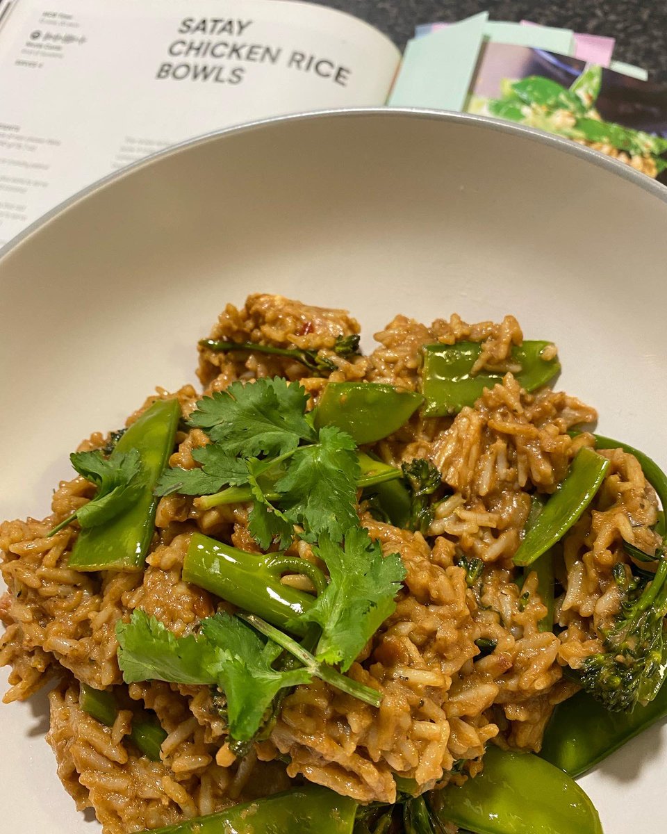 butcherbakerpo1's tweet image. 🍴Mob Kitchen Satay Chicken Rice Bowl 💚 Recipe from Speedy MOB 
(Couldn’t find edamame beans in the shops so switched them with broccoli) 🍴 
#speedymob #mobkitchen #sataychicken #sataysauce #satayrice #chickensatay #ricebowl #homecooking #ricerecipes #foodpodcasts #aldiuk