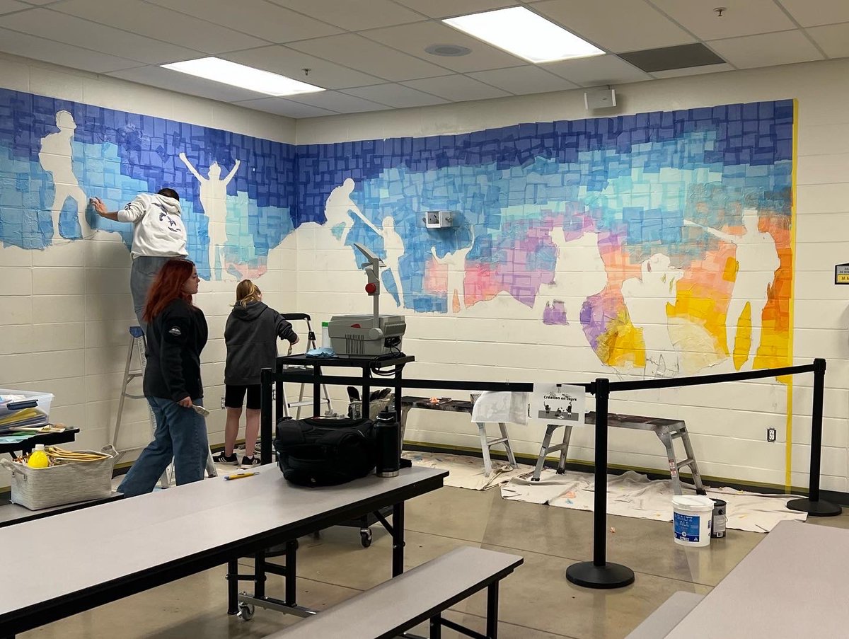 indexdeco's tweet photo. Merci aux grands et grandes de 10e à 11e année @Ecole_AT pour leur aide sur le ciel en mosaïque. Demain nous commençons la peinture des montagnes et des grimpeurs et grimpeuses qui ont pour but de VISER HAUT! 
#passepART #CSCNinfo #FRAB #EcolefrancophoneAB #StAlbert #galerieCAVA https://t.co/LNwCiWuhNS