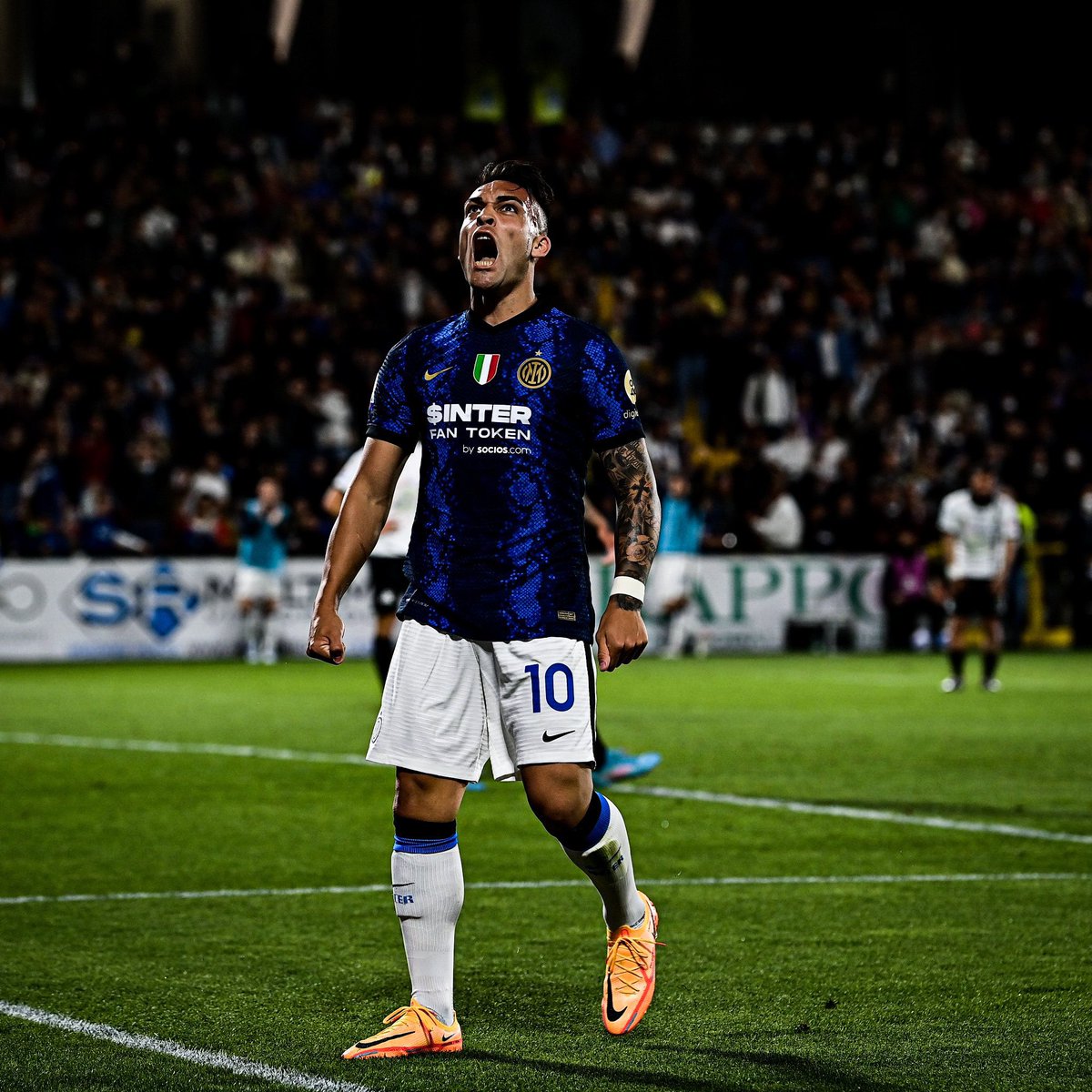 AtaqueFutbolero's tweet photo. Inter no ganaba el Scudetto, hace 11 años. No levantaba la Supercoppa desde 2010. Y no conquistaba la Coppa Italia, desde 2011.

Lautaro Martínez, en 4 temporadas, ya logró todo. 👏🏼🎩 https://t.co/78cmsD779X