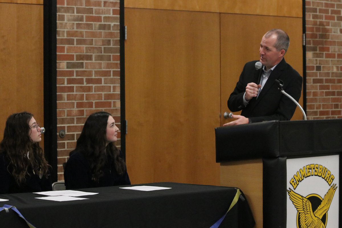 IADeptAg's tweet photo. Last night, Sec. @MikeNaigIA spoke at the @eburg_ffa Chapter Banquet in Palo Alto County. Banquets celebrate the year and reflect on members' accomplishments. Congratulations to them on their successes, and best of luck to the newly installed chapter officers on the year ahead! https://t.co/K4tOGuZPH5