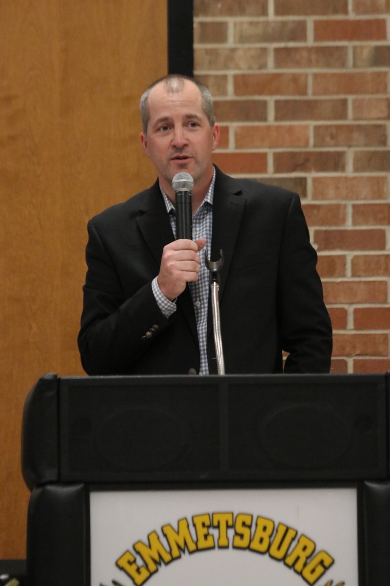 IADeptAg's tweet photo. Last night, Sec. @MikeNaigIA spoke at the @eburg_ffa Chapter Banquet in Palo Alto County. Banquets celebrate the year and reflect on members' accomplishments. Congratulations to them on their successes, and best of luck to the newly installed chapter officers on the year ahead! https://t.co/K4tOGuZPH5