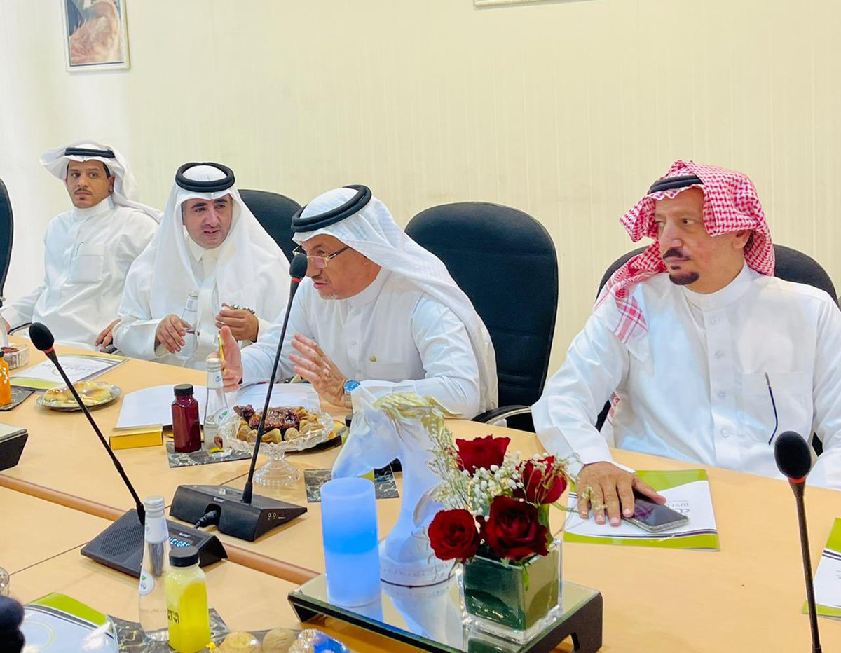 bisha_R1's tweet photo. التقى رئيس مجلس إدارة غرفة بيشة «صالح بن محمد الوتيد» رئيس مجلس إدارة غرفة أبها «حسن بن معجب الحويزي» ونائبه «مهدي آل هضبان» وعدد من أعضاء مجلس الإدارة ورجال الأعمال في زيارة لبحث التعاون المشترك بين الغرفتين، بحضور أعضاء مجلس الإدارة ورجال الأعمال بمحافظة بيشة https://t.co/ruwI8Rj7Up