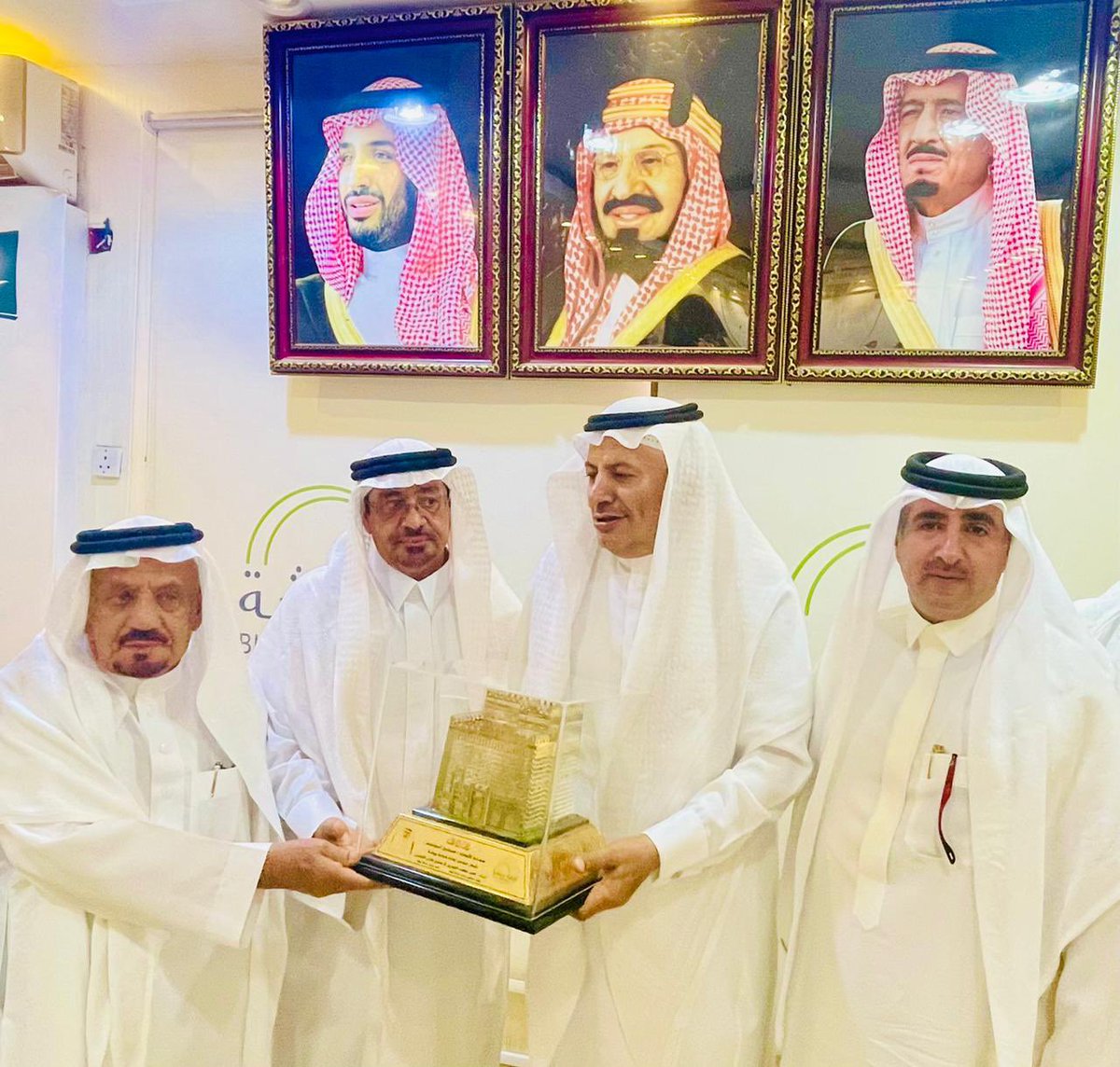 bisha_R1's tweet photo. التقى رئيس مجلس إدارة غرفة بيشة «صالح بن محمد الوتيد» رئيس مجلس إدارة غرفة أبها «حسن بن معجب الحويزي» ونائبه «مهدي آل هضبان» وعدد من أعضاء مجلس الإدارة ورجال الأعمال في زيارة لبحث التعاون المشترك بين الغرفتين، بحضور أعضاء مجلس الإدارة ورجال الأعمال بمحافظة بيشة https://t.co/ruwI8Rj7Up