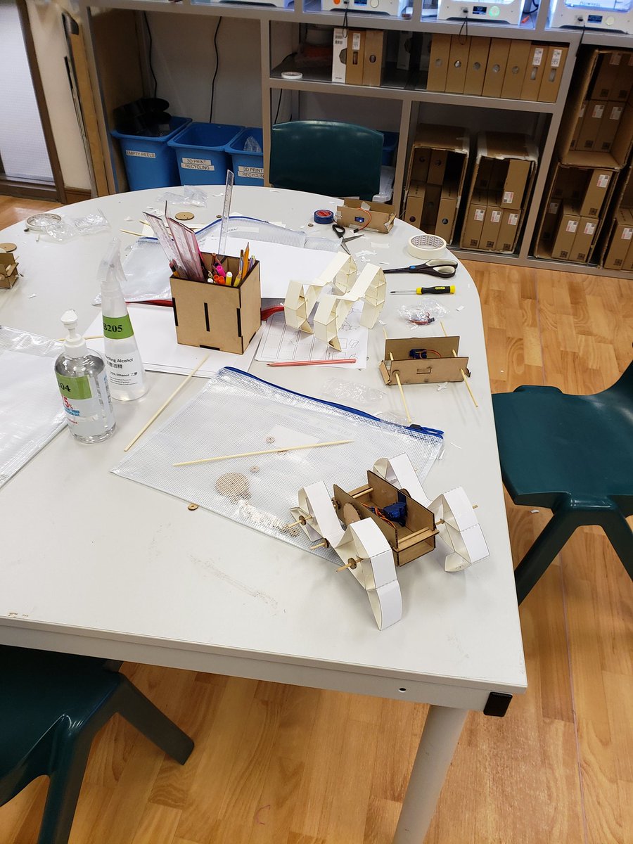 tinker_dixon's tweet photo. We started experimenting with electric mechanical systems yesterday! We ripped apart a servo and discussed the importance of the potentiometer for control.  I highly recommend these resources: https://t.co/qVq3fn27ob @ConcordDotOrg @CUCraftLab https://t.co/kCjFrnmRHm
