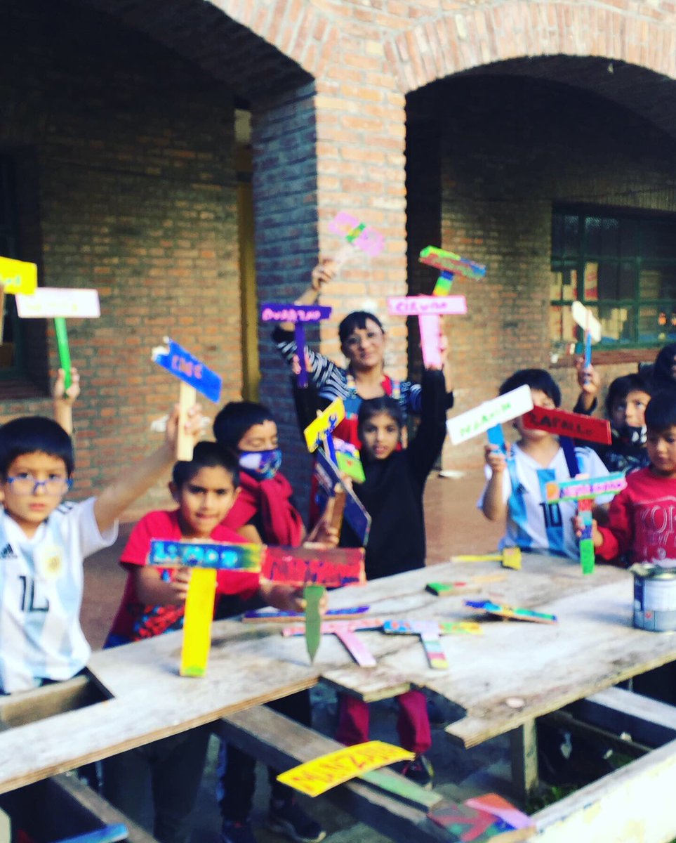 ReAcomunidad's tweet photo. Aquí, Pintando los cartelitos de los árboles frutales que plantamos en la primaria y secundaria de la escuela-hogar Evita, en Ezeiza. 
Cada árbol una fruta. 
Cada chica y cada chico es un mundo de colores 🍊🍏🍋🍎

#ReA #reforestacionalimentaria #arbol #alimento #niñez #plantar https://t.co/IjNdsy0a0W