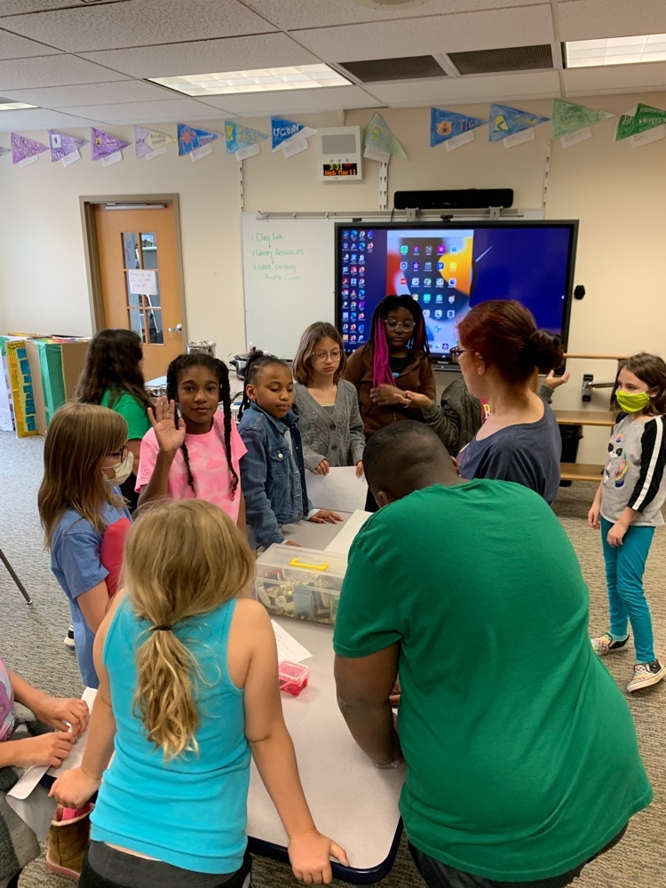 Durand_Eastman's tweet photo. More after school clubs started today!  Sewing, 3D Printing, and Dance Clubs kicked off today. Great turnout! #We_Are_DE! https://t.co/4oaj0FHf6u