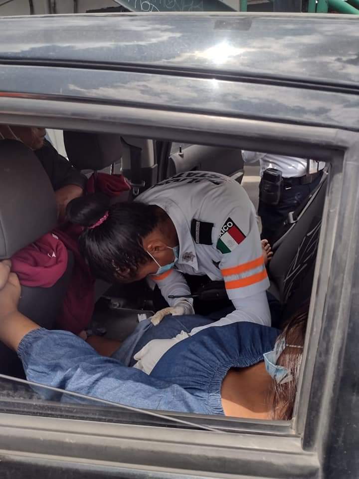 EdomexRed's tweet photo. Esta tarde una mujer dio a luz en su auto sobre la avenida #Gustavo Baz, en Tlalnepantla
El esposo de la mujer pidió #auxilio a policías #estatales, una de los elementos ayudo a la mujer a dar a luz en los asientos traseros.
Paramédicos de Base #Fenix, también llegó para apoyar. https://t.co/ST4D0ugaiW