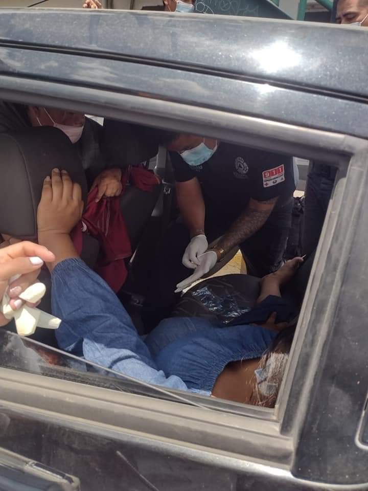 EdomexRed's tweet photo. Esta tarde una mujer dio a luz en su auto sobre la avenida #Gustavo Baz, en Tlalnepantla
El esposo de la mujer pidió #auxilio a policías #estatales, una de los elementos ayudo a la mujer a dar a luz en los asientos traseros.
Paramédicos de Base #Fenix, también llegó para apoyar. https://t.co/ST4D0ugaiW