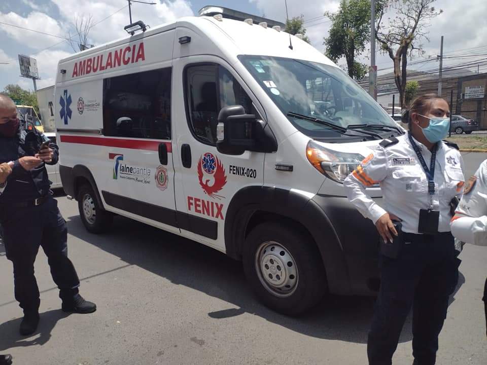 EdomexRed's tweet photo. Esta tarde una mujer dio a luz en su auto sobre la avenida #Gustavo Baz, en Tlalnepantla
El esposo de la mujer pidió #auxilio a policías #estatales, una de los elementos ayudo a la mujer a dar a luz en los asientos traseros.
Paramédicos de Base #Fenix, también llegó para apoyar. https://t.co/ST4D0ugaiW