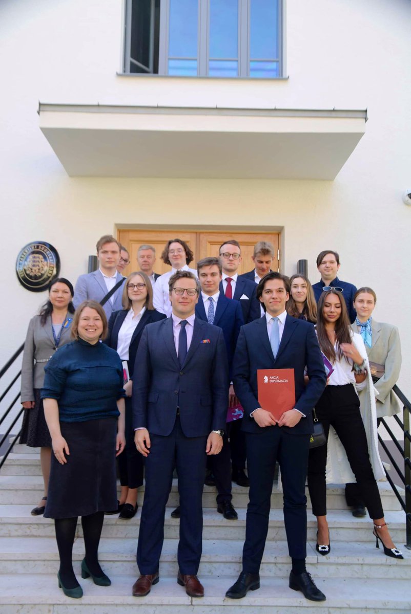 sknsz's tweet photo. Dziękujemy Ambasadzie Estonii 🇪🇪@estoniainpoland i Jego Ekscelencji Panu Martinowi Rogerowi @mroger1000 za możliwość spotkania i dyskusji ze studentami w ramach projektu Akcja Dyplomacja!🇵🇱 https://t.co/gTxU6181Hf