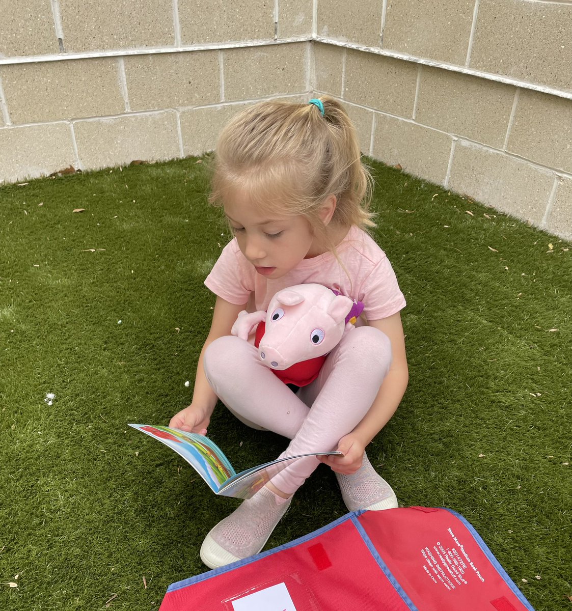 ms_mcgoldrick's tweet photo. Our Kindergarten ABC Countdown has been a ton of fun! Today, was Furry Friend Day🐻We spent time in the courtyard reading books to our furry friends☀️📚 https://t.co/8CZRuCTIGW
