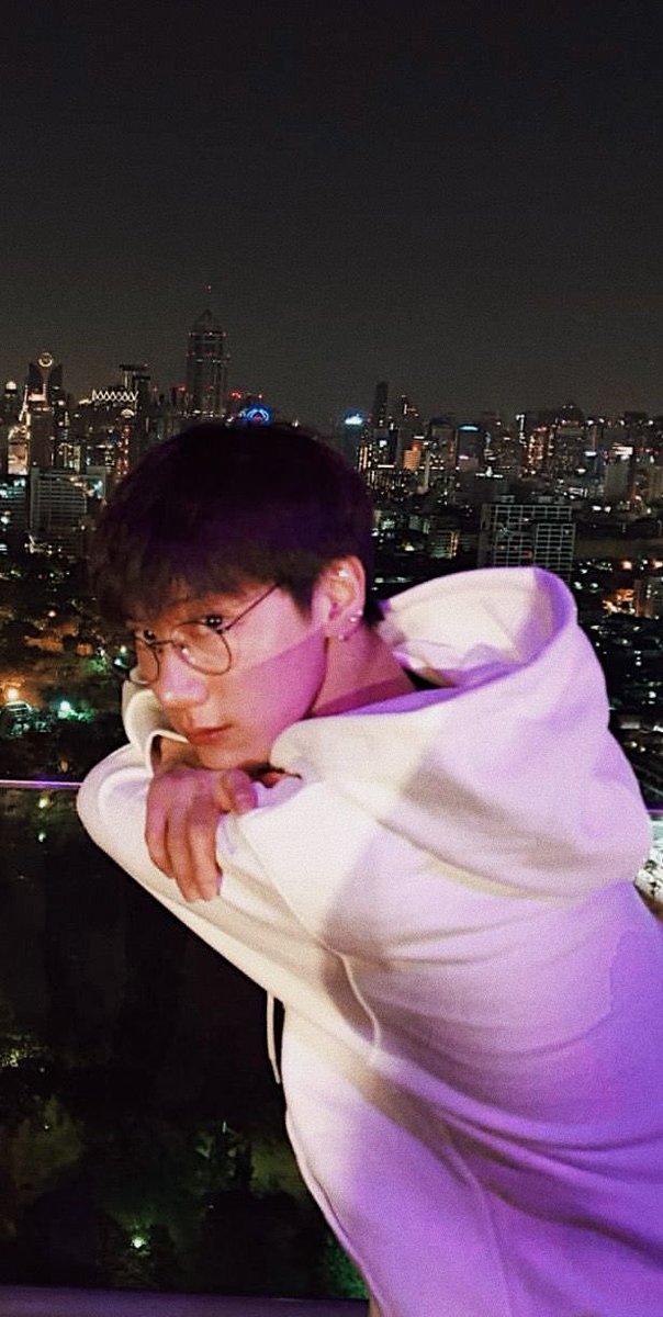 yourhellstar's tweet image. Eu i ele🌃 

Foto by: calculadora