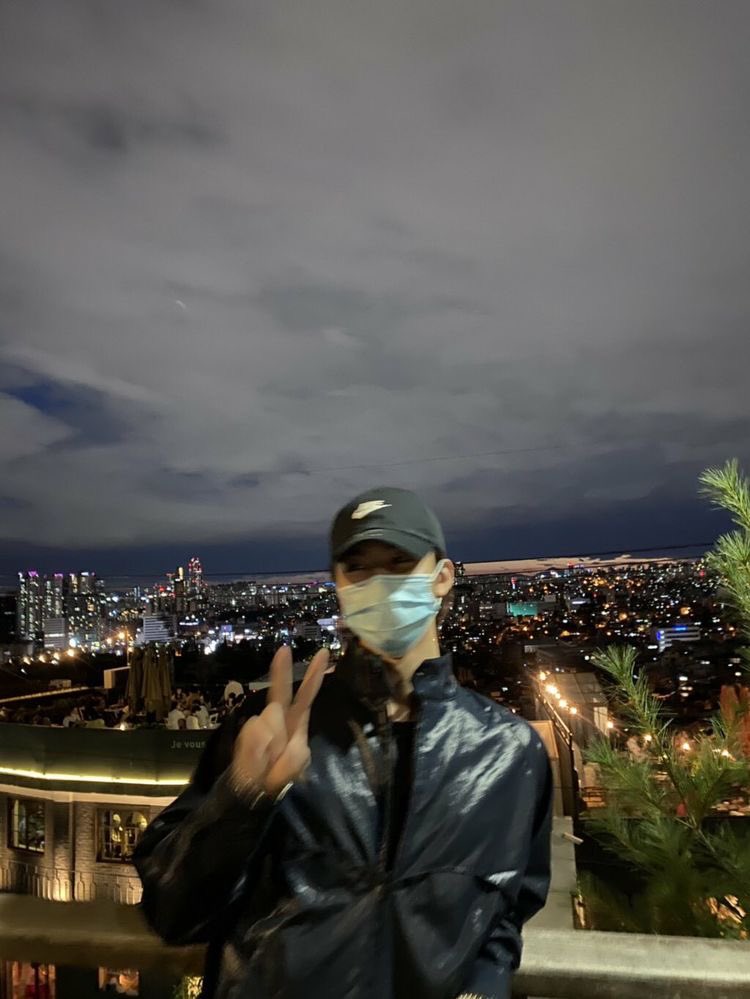 yourhellstar's tweet image. Eu i ele🌃 

Foto by: calculadora