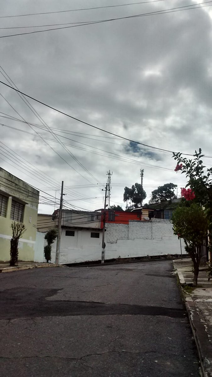 San_PedroPablo's tweet photo. @AMT_Quito @MunicipioQuito @ObrasQuito @ZonalmSaenz @movilidadquito_ por favor, ayuda en calle NicolásCortez yAntonioSierra, los buses pasan a gran velocidad, rosan poste, vereda, peatones en peligro. URGENTE rompe velocidades, protector vial, señalética 0958881838 https://t.co/0WJ8Rz0TXr