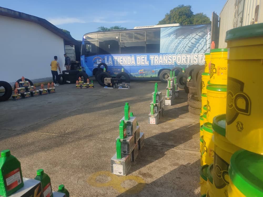 mintransporteve's tweet photo. 📊➡️En el marco del Plan de los 100 dias y como parte de las acciones para  el desarrollo de los Vértices de la #GMTVen, se inaugura la @LTTransportista sede Apure, en pro de beneficiar a los profesionales del volante.
@NicolasMaduro @NestorLReverol @_Vpsops @HAbreuMRT @buhopsuv https://t.co/Yqdo1hjY3d