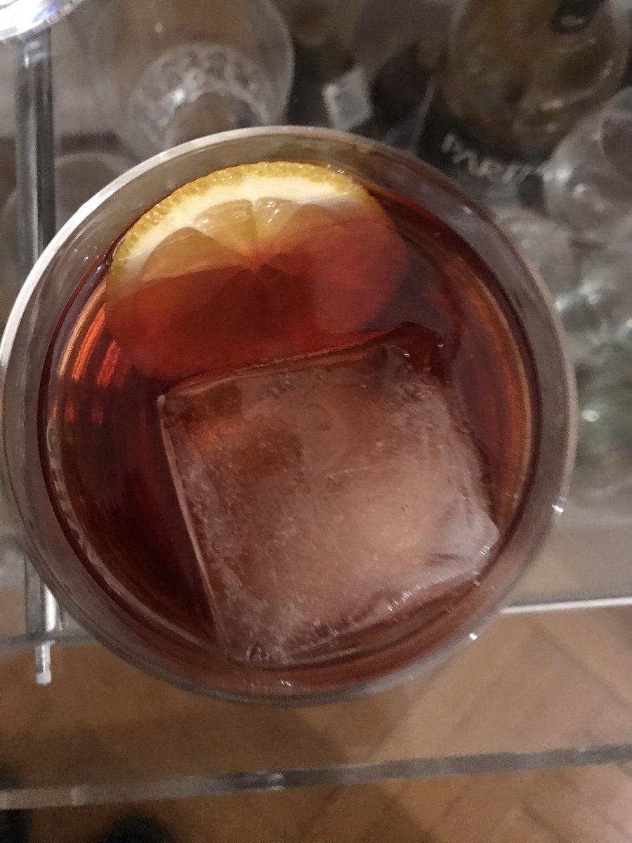 TheGinPlace_Ar's tweet photo. Si para un trago es perfecto el hielo grande, es para el Negroni.
#Negroni #cubetera

https://t.co/Eq5WSndD86 https://t.co/fPxTxhPFrz