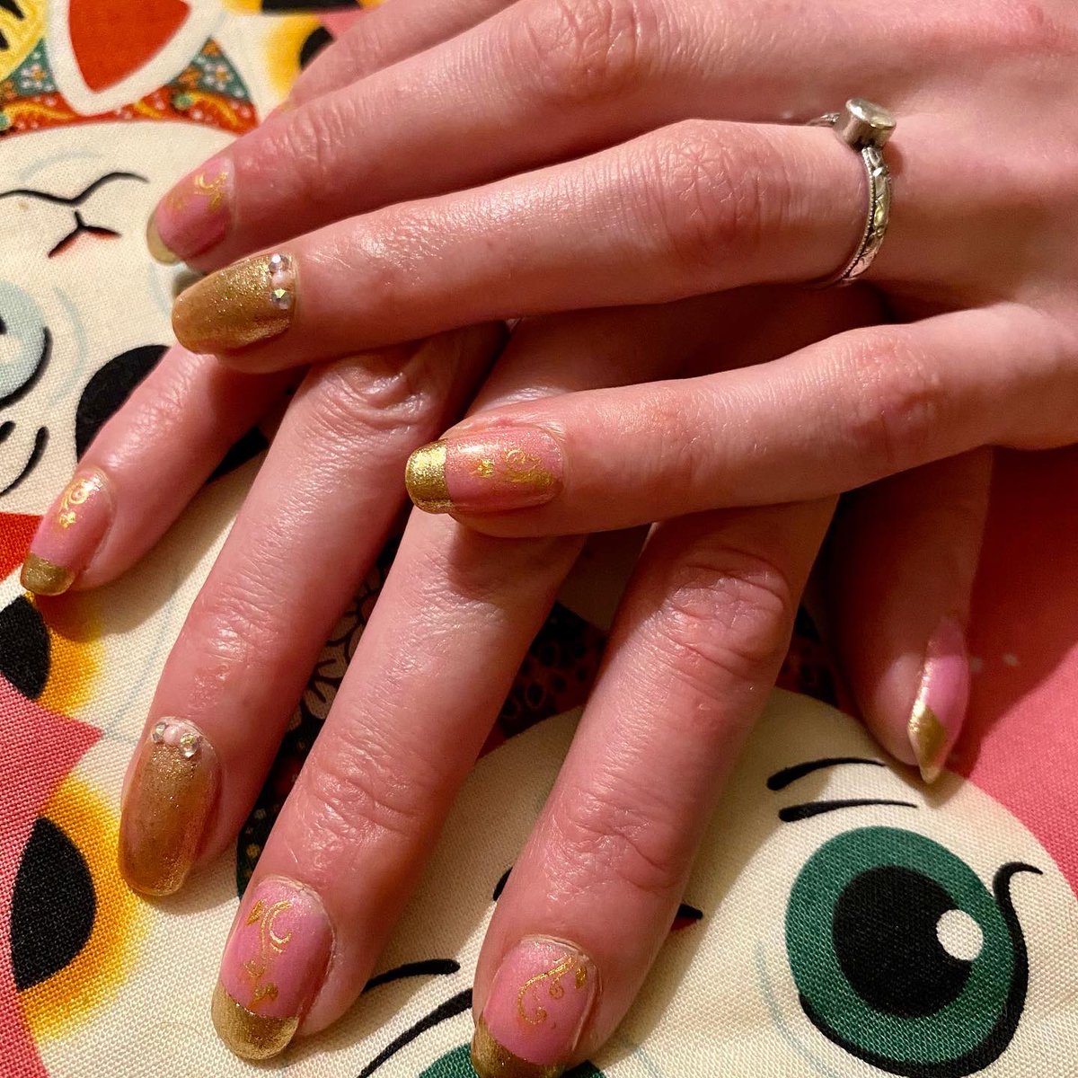 thecherryfox's tweet photo. #FancyFrench @zoyanailpolish in Wanda and Ziv, nail art decals in gold with pearl and rhinestone accent nail. Not sure why but this gives me ‘70’s velvet slipper chair’, Barbara Cartland but do it chic ( ; #nailart #springnails #nailinspiration https://t.co/WOsn1tRbzH