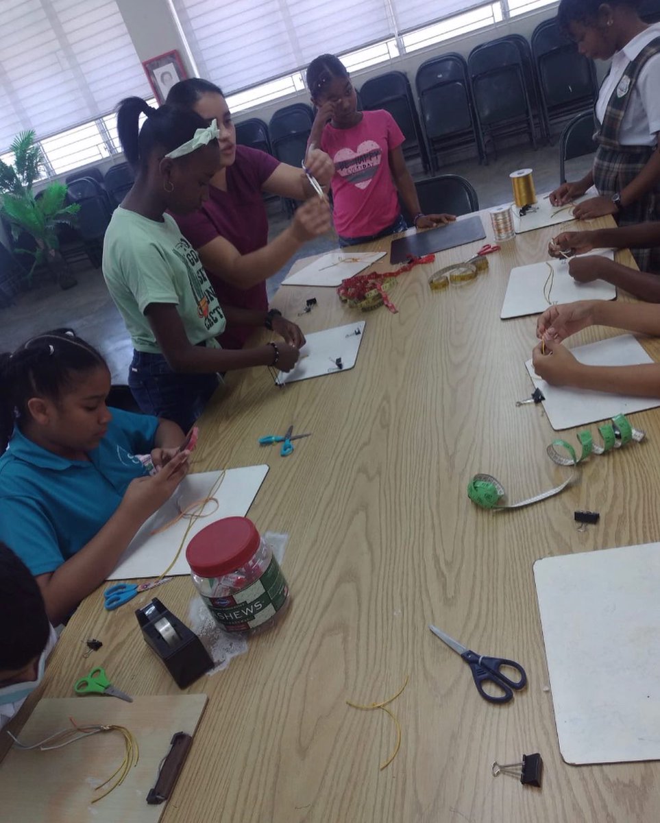 mucec_org's tweet photo. Taller de pulseras! ✨💗
*•*•*•*•*•*•*•*•*•*•*•*•*•*•*•
#colon #mucec #centromucec https://t.co/dODcVTAoDf