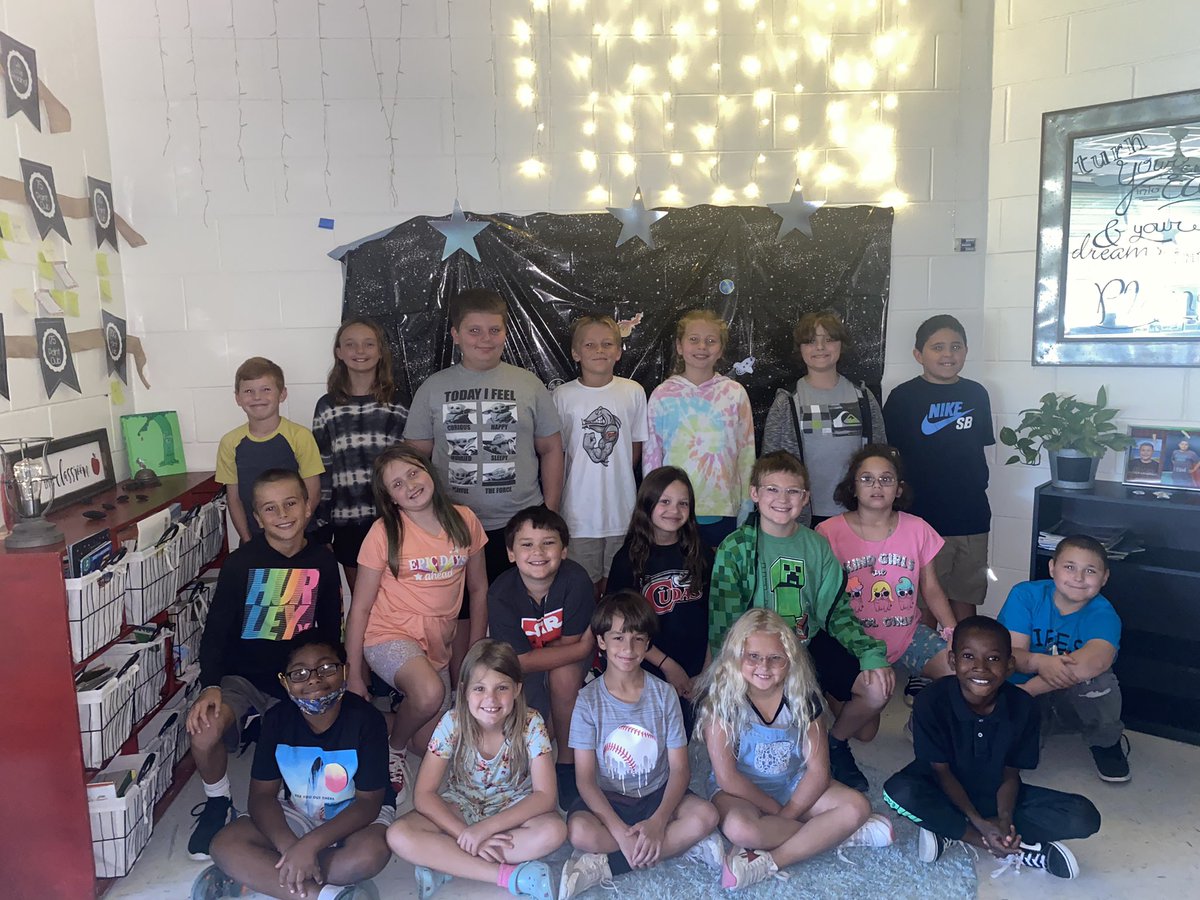 Oakhilllola's tweet photo. Third Grade is so ready for KSC next week! Today was Space Transformation Day! The kids did an amazing job as always! So proud of these kiddos!! πππͺπ«ππΊπΈ #IRESthebest https://t.co/6GuMKSXfYs
