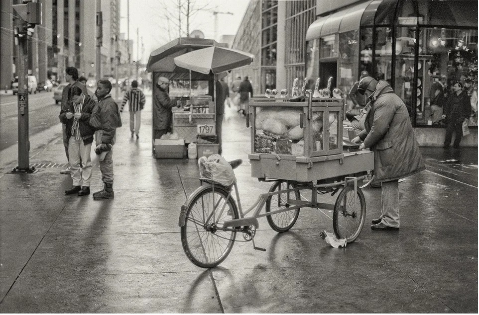 TorontoPast's tweet photo. TO in the 90's: This mage shows a street vendor outside the Queen St entrance to Eaton Centre just west of Yonge St, sometime in the early - mid 1990s. .
.
.
.
.

#toronto #torontopast #torontophoto #downtowntoronto #toronto90s #retrotoronto #streetvendor #queenstw #eatoncentre https://t.co/sri9GjbKbM